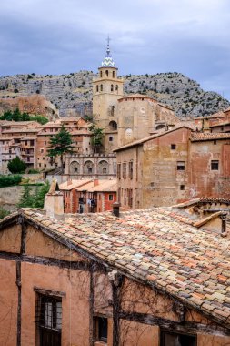 İspanya 'nın orta doğu bölgesinin tepelerinde, Guadalaviar nehrinin bir kıvrımında yer alan Albarracin kasabası. Orta Çağ 'a kadar uzanan yüksek surlar, komşu yamaçlara hakim..