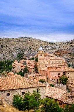 İspanya 'nın orta doğu bölgesinin tepelerinde, Guadalaviar nehrinin bir kıvrımında yer alan Albarracin kasabası. Orta Çağ 'a kadar uzanan yüksek surlar, komşu yamaçlara hakim..