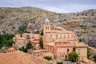 İspanya 'nın orta doğu bölgesinin tepelerinde, Guadalaviar nehrinin bir kıvrımında yer alan Albarracin kasabası. Orta Çağ 'a kadar uzanan yüksek surlar, komşu yamaçlara hakim..