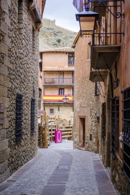 İspanya 'nın orta doğu bölgesinin tepelerinde, Guadalaviar nehrinin bir kıvrımında yer alan Albarracin kasabası. Orta Çağ 'a kadar uzanan yüksek surlar, komşu yamaçlara hakim..