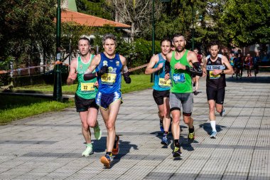 PONTEVEDRA, İspanya - 20 Ekim 2019: Şehrin sokaklarında düzenlenen popüler yarı maraton.