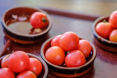 Domatesli ve sarımsaklı ekmek yapmak için malzemelerle hazırlanmış masa, tipik Katalonya (İspanya).)