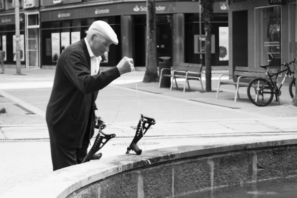 Pontevedra Spanje September 2019 Een Oude Man Herstelt Munten Die — Stockfoto