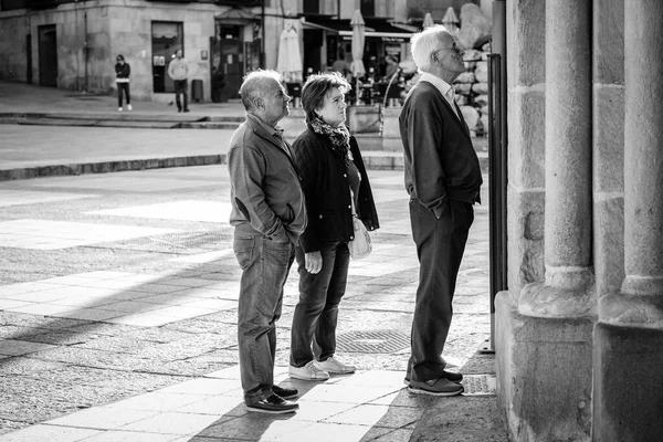 Soria Espanha Setembro 2019 Grupo Anciãos Observa Obituários Uma Parede — Fotografia de Stock