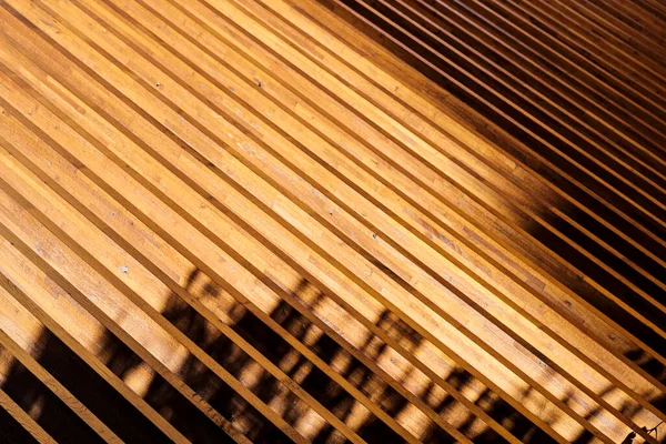 Estrutura Feita Com Vigas Madeira Maciça Com Áreas Claras Sombreadas — Fotografia de Stock