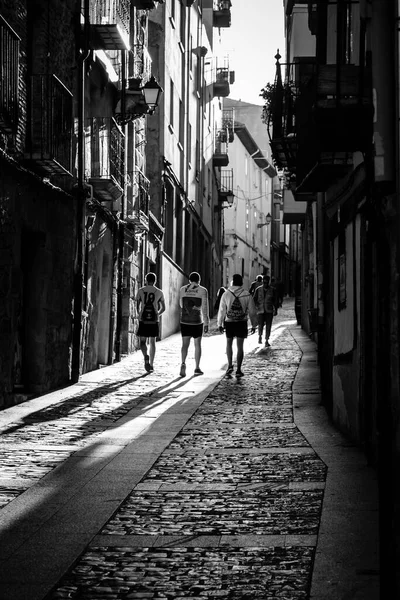 Soria スペイン 2019年9月6日 スポーツウェアを着た3人の若者が街の石畳の通りを歩く — ストック写真