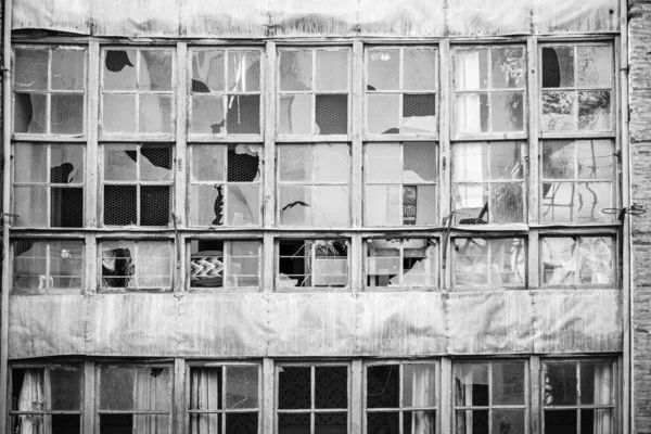 Fachada Com Janelas Com Vidro Quebrado Uma Casa Abandonada Espanha — Fotografia de Stock