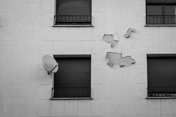 Deteriorada Fachada Edificio Con Antena Parabólica Cerca Una Sus Ventanas —  Fotos de Stock