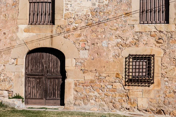 Fachada Una Casa Rural Con Una Ventana Con Rejas Pueblo — Foto de Stock