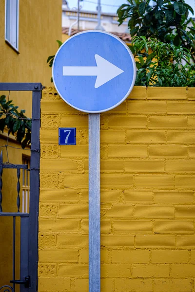 Verplicht Richtingbord Een Gele Muur Met Een Bord Met Nummer — Stockfoto