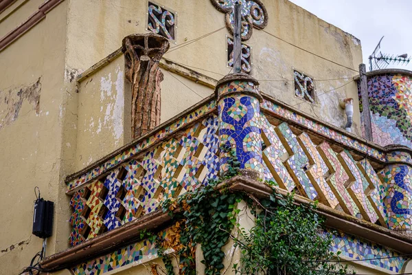 Pequeno Terraço Com Cerâmica Colorida Numa Casa Estilo Modernista Garriga — Fotografia de Stock