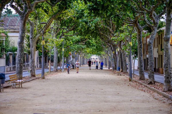 Garriga Spanien September 2019 Folk Promenader Längs Passeig Garriga Gågata — Stockfoto