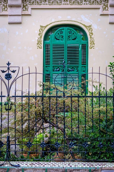 Detalhe Uma Janela Verde Uma Casa Com Cerca Ferro Estilo — Fotografia de Stock