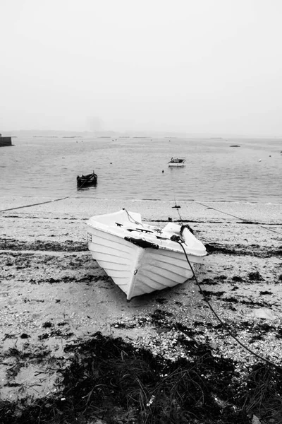 Illa Arousa Spanien November 2019 Små Fiskebåtar Strandade Stranden Nära — Stockfoto