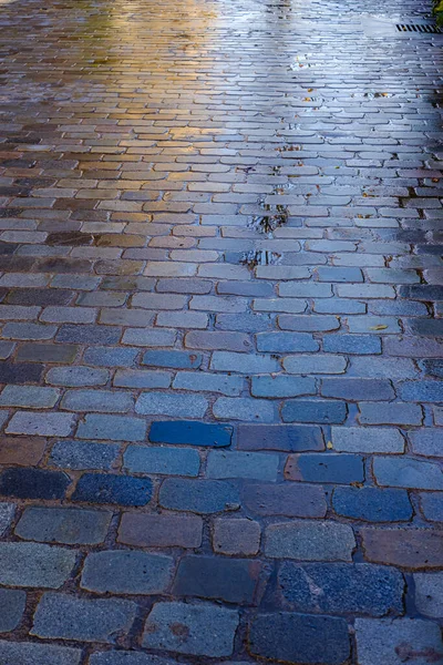 Şehir Sokaklarının Yağmurundan Islanmış Kaldırım Taşları — Stok fotoğraf
