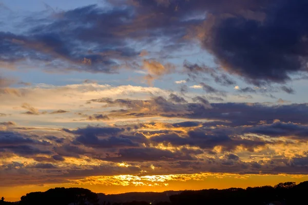 Solnedgång Himmel Med Låga Moln Och Färger Från Gul Till — Stockfoto