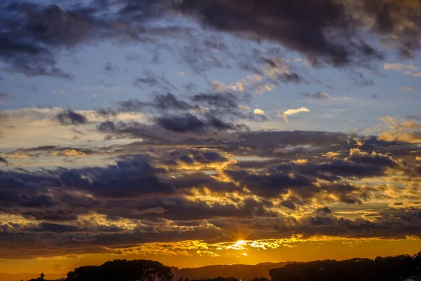 Solnedgång Himmel Med Låga Moln Och Färger Från Gul Till — Stockfoto