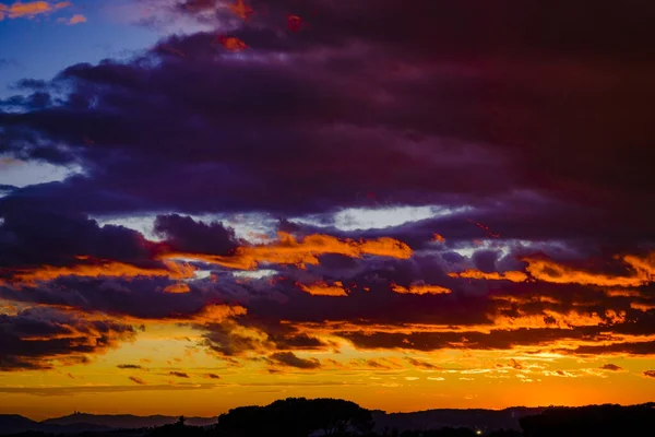 Solnedgång Himmel Med Låga Moln Och Färger Från Gul Till — Stockfoto