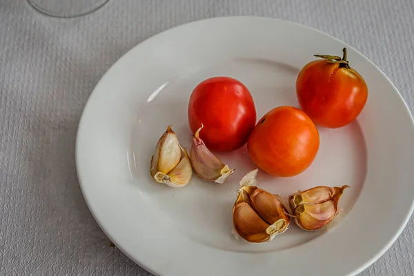 トマトとニンニクでパンを作るための食材を使ったテーブル カタルーニャの典型的な スペイン — ストック写真