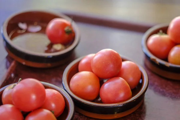 Mesa Preparada Com Ingredientes Para Fazer Pão Com Tomate Alho — Fotografia de Stock