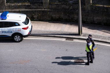 PONTEVEDRA, İspanya - 18 Nisan 2020: COVID 19 'un neden olduğu hapisler sırasında Galiçya özerk polisi denetimleri sürdürüyor.