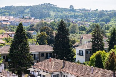 Galiçya 'da Pontevedra şehrinin kenar mahallelerinin yüksek manzarası (İspanya))