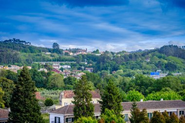 Galiçya 'da Pontevedra şehrinin kenar mahallelerinin yüksek manzarası (İspanya))