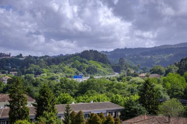 Galiçya 'da Pontevedra şehrinin kenar mahallelerinin yüksek manzarası (İspanya))