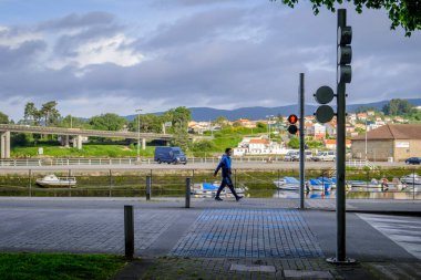 PONTEVEDRA, İspanya - 9 Mayıs 2020: COVID-19 'un sebep olduğu salgın sırasında insanlar yürüyor ve egzersiz yapıyor.