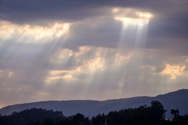 Galiçya 'daki bir fırtınadan sonra güneş ışınları bulutların içinden geçer (İspanya)