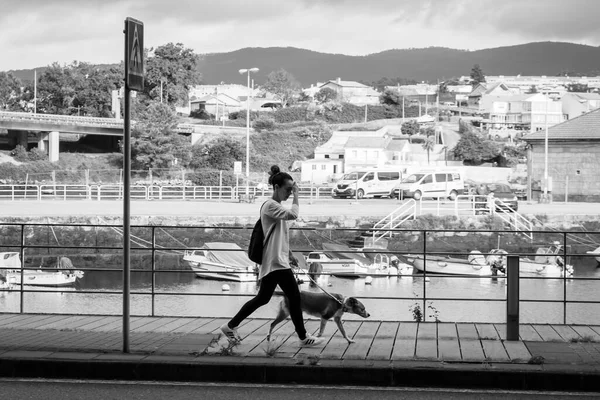 Pontevedra Spanien Mai 2020 Menschen Die Mit Einem Hund Auf — Stockfoto