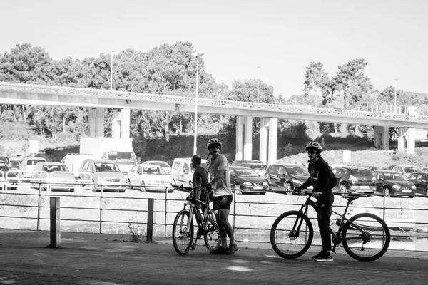 Ποντεβεδρα Ισπανια Μαϊου 2020 Ένα Ζευγάρι Μια Βόλτα Ποδήλατο Έναν — Φωτογραφία Αρχείου