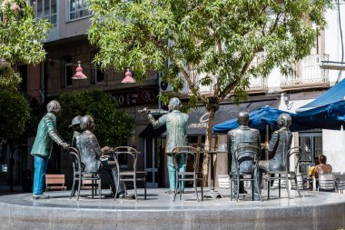 PONTEVEDRA, SPAIN - 25 Temmuz 2020: Plaza San Jose, 20. yüzyılın Galiçyalı aydınlarının yeniden bir araya geldiği heykeltraş grubu.