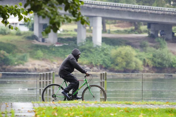 Понтеведра Испания Сентября 2014 Мужчина Практичный Велосипед Улице Городе Дождливый — стоковое фото