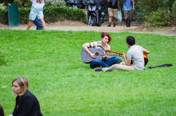Toulouse Francia Octubre 2014 Una Pareja Con Guitarras Acústicas Disfruta — Foto de Stock