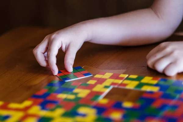 Een Kinderhand Probeert Een Eenvoudige Puzzel Een Houten Tafel Monteren Rechtenvrije Stockfoto's