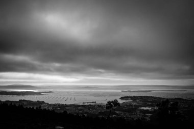 Galiçya 'daki Curota perspektifinden Ria de Arousa manzarası (İspanya))