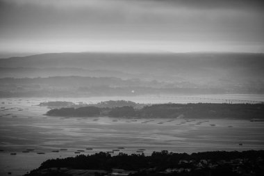 Galiçya 'daki Curota perspektifinden Ria de Arousa manzarası (İspanya))