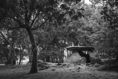 Axeitos dolmen, İspanya 'nın La Coruna eyaletindeki Ria de Arousa belediyesinde, Riveira belediyesinde bulunan tarih öncesi bir megalitik yapı..