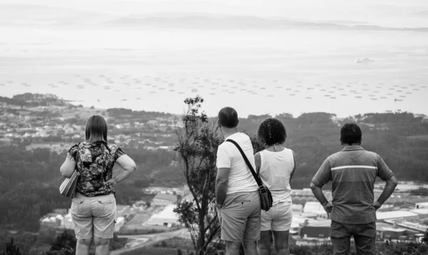 Pobra Caraminal Hiszpania Lipiec 2020 Niektórzy Turyści Obserwują Ria Arousa — Zdjęcie stockowe