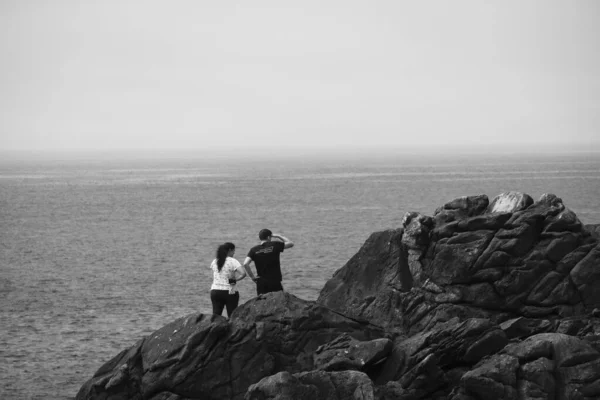 2012年7月27日 Spain July 一对夫妇在加利西亚海岸外观看大海 — 图库照片
