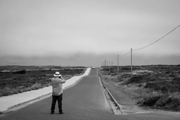 Corrubedo Hiszpania Lipiec 2020 Człowiek Robi Zdjęcie Drogi Prowadzącej Latarni — Zdjęcie stockowe