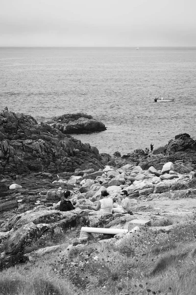 Corrubedo Spain July 2020 Family Has Picnic Rocks Corrubedo Lighthouse — Stock Photo, Image