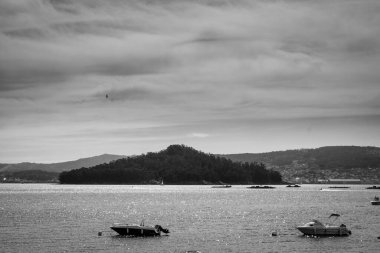 Rias Baixas, İspanya 'daki Samieira plajından Tambo Adası manzarası.)
