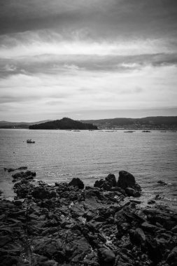 Rias Baixas, İspanya 'daki Samieira plajından Tambo Adası manzarası.)