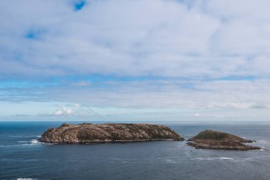 Sisargas Adaları, Galiçya 'nın otonom bölgelerinden biri olan Ölüm Kıyısı' nda Malpica de BergantiNos 'un önünde yer alan küçük bir takımada..