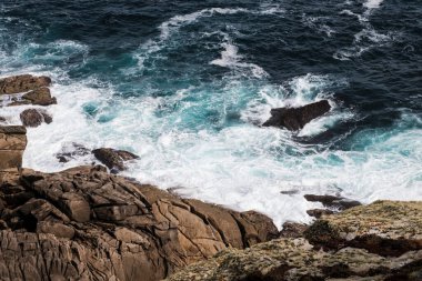 Galiçya kıyılarının ayrıntıları, Punta Nariga Deniz feneri yakınlarında, Malpica de Bergantinos, La Coruna, İspanya).