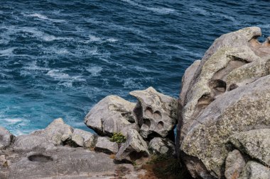Zoomorfik granit kayalar, Punta Nariga Deniz feneri yakınlarında, La Corua, Galiçya 'da (İspanya) Malpica de Bergantinos eyaletinde,).