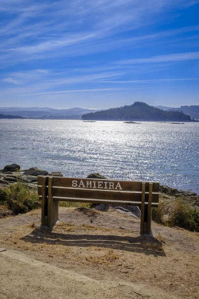 Banco Madera Con Nombre Del Lugar Donde Encuentra Playa Samieira —  Fotos de Stock