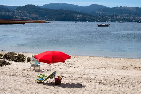 Strandkorb Mit Rotem Sonnenschirm Strand Von Samieira Der Mündung Der — Stockfoto